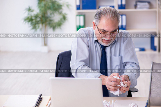 Old businessman rejecting new ideas with lots of papers. Стоковое фото, фотограф Elnur / Фотобанк Лори