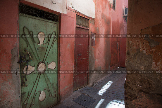 Old doors, Marrakesh, Morocco. Стоковое фото, агентство Ingram Publishing / Фотобанк Лори
