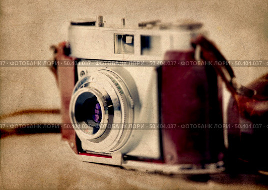 Old fashioned photography camera isolated over a white background. Стоковое фото, агентство Ingram Publishing / Фотобанк Лори