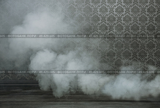 Old grunfe room filled with dense smoke. Стоковое фото, агентство Ingram Publishing / Фотобанк Лори