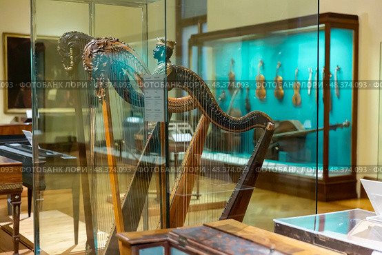 Old harps in showcase in Weltmuseum Wien, Austria (2022 год). Редакционное фото, фотограф Яков Филимонов / Фотобанк Лори