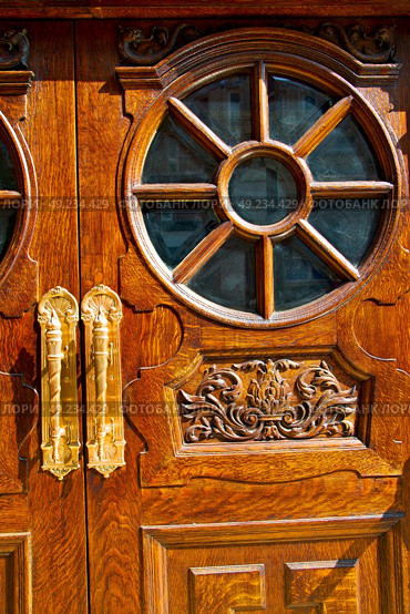 old london door in england and wood ancien abstract hinged . Стоковое фото, агентство Ingram Publishing / Фотобанк Лори