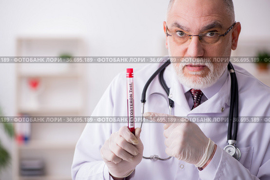 Old male doctor hematologist working in the clinic. Стоковое фото, фотограф Elnur / Фотобанк Лори