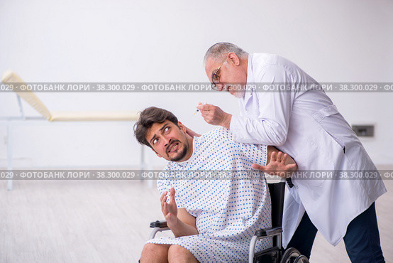 Old male doctor psychiatrist examining young disabled patient. Стоковое фото, фотограф Elnur / Фотобанк Лори