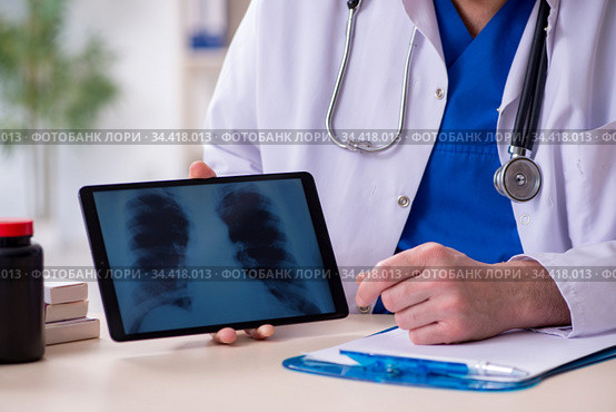 Old male doctor radiologist in telehealth concept. Стоковое фото, фотограф Elnur / Фотобанк Лори