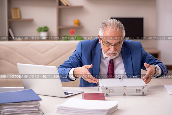 Old male employee in remuneration concept at home. Стоковое фото, фотограф Elnur / Фотобанк Лори