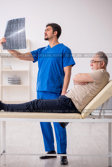 Old male patient visting young male doctor radilogist. Стоковое фото, фотограф Elnur / Фотобанк Лори