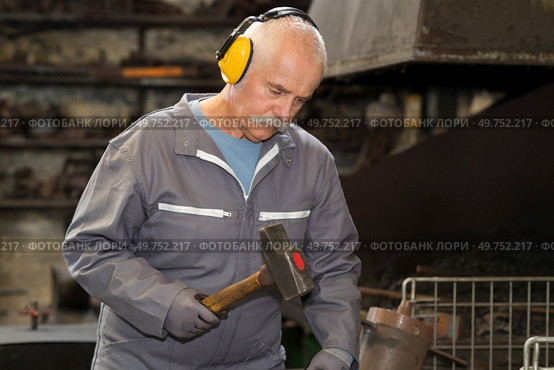 old man sculptor works the quarry. Стоковое фото, агентство Ingram Publishing / Фотобанк Лори