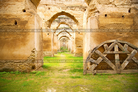old moroccan granary in the green grass and archway  wall. Стоковое фото, агентство Ingram Publishing / Фотобанк Лори