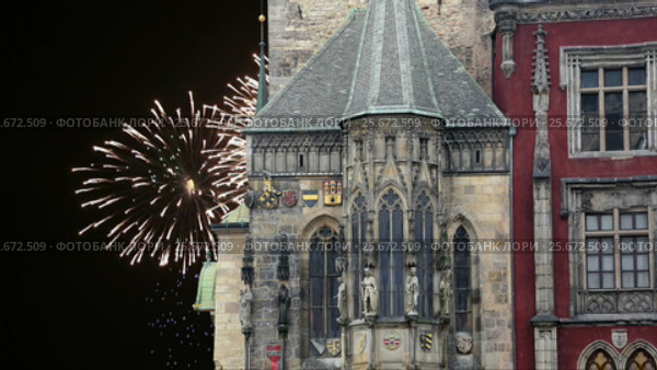 Old Town City Hall and holiday fireworks in Prague, view from Old Town Square, Czech Republic (2017 год). Стоковое видео, видеограф Владимир Журавлев / Фотобанк Лори