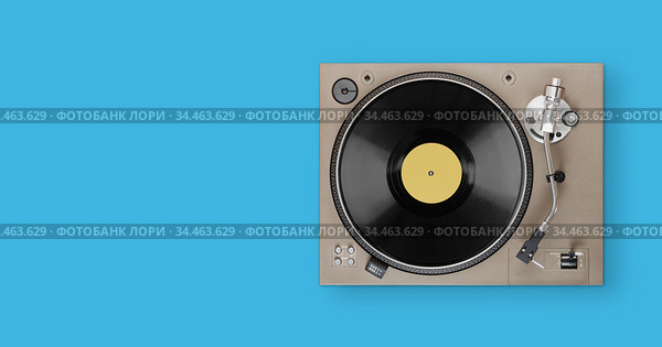old turntable player with lp vinyl record top view. Стоковое фото, фотограф Александр Лычагин / Фотобанк Лори