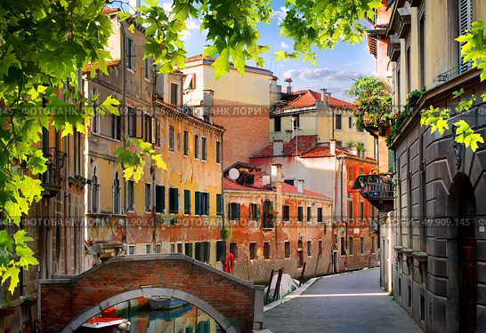 Old venetian houses and streets in the morning, Italy. Стоковое фото, агентство Ingram Publishing / Фотобанк Лори