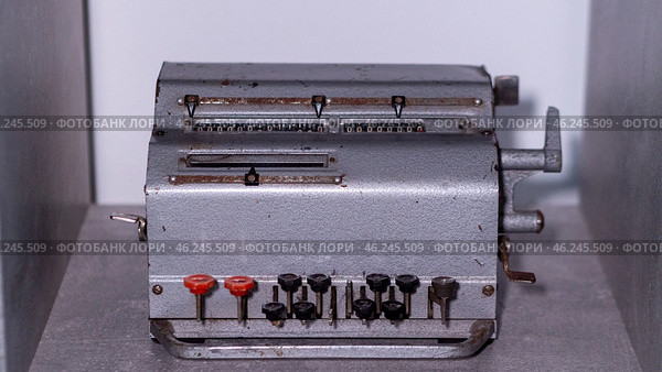 Old vintage calculating machine in a museum, close-up, selective focus (2024 год). Редакционное фото, фотограф Дмитрий Нечаев / Фотобанк Лори