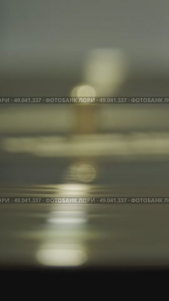 Old vinyl record player turning. Стоковое видео, видеограф Михаил Коханчиков / Фотобанк Лори
