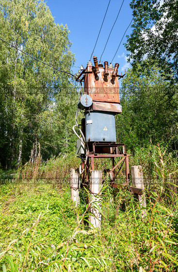 Old voltage power transformer substation at the countryside. Стоковое фото, фотограф FotograFF / Фотобанк Лори