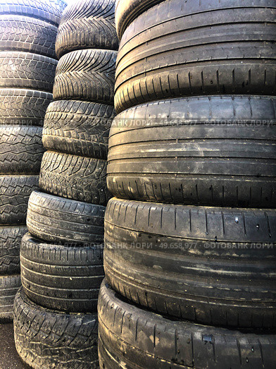 Old worn-out tires for cars. It is assembled for recycling. Стоковое фото, фотограф Ярославский Максим / Фотобанк Лори