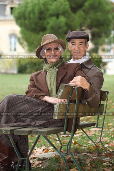 Older couple sitting on a bench. Стоковое фото, агентство Ingram Publishing / Фотобанк Лори
