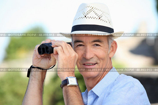 Older man with binoculars. Стоковое фото, агентство Ingram Publishing / Фотобанк Лори
