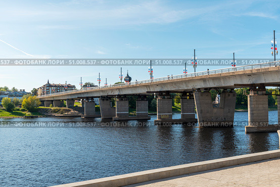 Ольгинский мост через реку Великую. Псков (2019 год). Редакционное фото, фотограф Александр Щепин / Фотобанк Лори