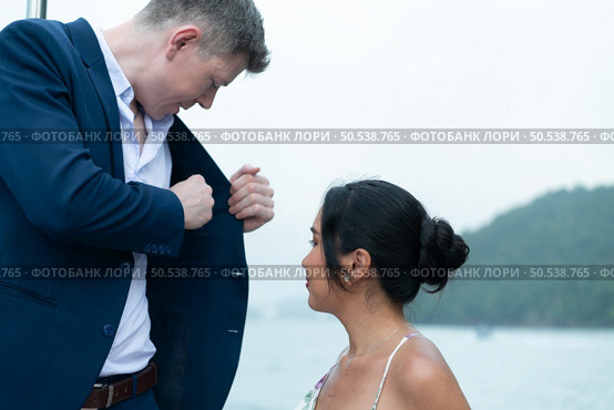 On a yacht, a businessman begins his family’s vacation. a huge project agreement was successfully closed, which was wonderful news. Стоковое фото, агентство Ingram Publishing / Фотобанк Лори