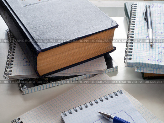 On the table are old books, notebooks with notes, pens. Study, abstract, education, scientific work. Стоковое фото, фотограф Бузмакова Светлана / Фотобанк Лори