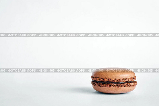 One brown macaron stack on gray background. Стоковое фото, фотограф Екатерина Якименко / Фотобанк Лори