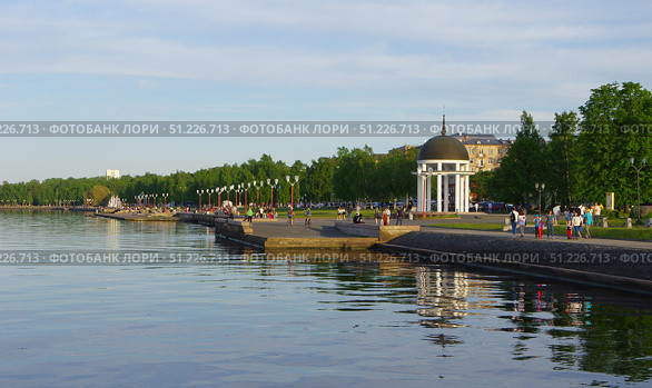 Онежская набережная летним вечером. Петрозаводск, Карелия (2021 год). Редакционное фото, фотограф Алексей Иванов / Фотобанк Лори