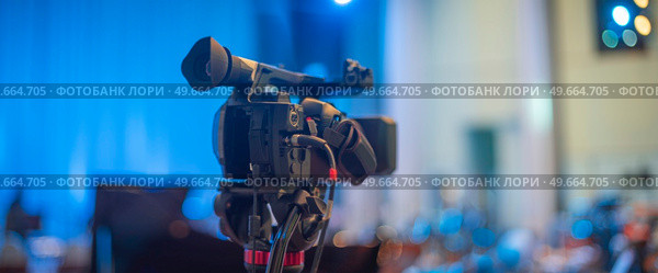 online stream of a concert at the Philharmonic without people. Стоковое фото, агентство Ingram Publishing / Фотобанк Лори