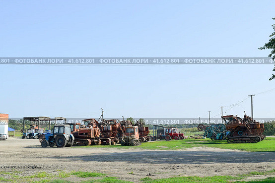 Open-air garage for agricultural machinery. Old tractors, combines and towed equipment. Стоковое фото, фотограф Леонид Еремейчук / Фотобанк Лори