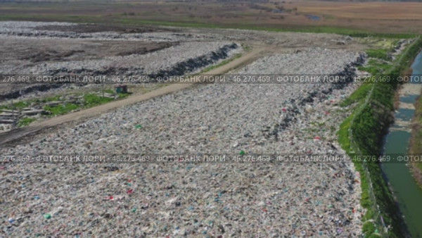 Open storage of solid waste garbage. Стоковое видео, видеограф Михаил Коханчиков / Фотобанк Лори