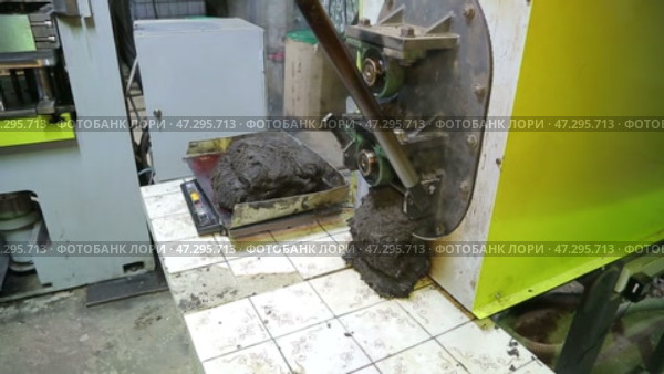 operation of the extruder in a plastics plant. Стоковое видео, видеограф Алексей Сергеев / Фотобанк Лори