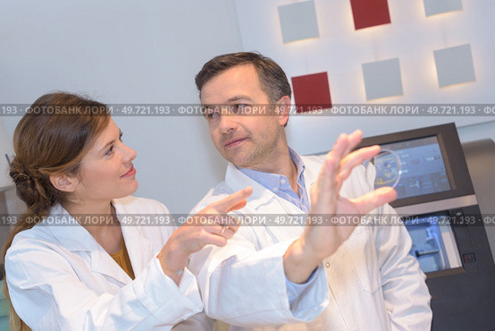 opticians working in the laboratory. Стоковое фото, агентство Ingram Publishing / Фотобанк Лори
