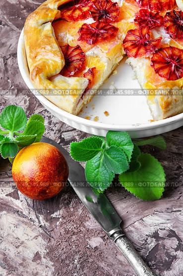 Orange cake with mint. Cut into a delicious pie stuffed with oranges and grapefruits. Стоковое фото, агентство Ingram Publishing / Фотобанк Лори