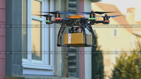 Orange delivery drone approaching residential building. Стоковое AI-видео, аниматор Юрий Поздников / Фотобанк Лори