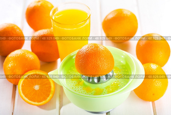 orange squeezer with fresh fruits and glass of juice. Стоковое фото, агентство Ingram Publishing / Фотобанк Лори