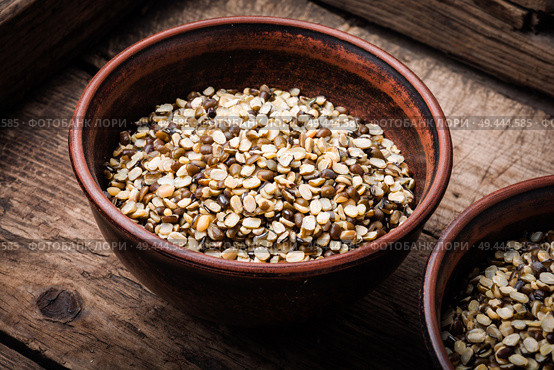 Organic mung beans on ceramic bowl. Natural food ingredients. Mung Beans in bowl. Стоковое фото, агентство Ingram Publishing / Фотобанк Лори