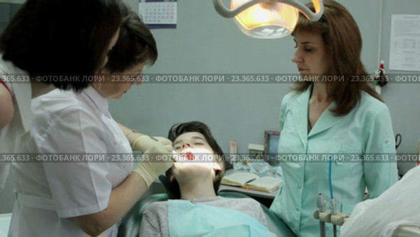 Ортодонтическое лечение. Исправление прикуса. Ортодонт на работе. Мальчик и его мать в гостях у стоматолога. Стоковое видео, видеограф ActionStore / Фотобанк Лори