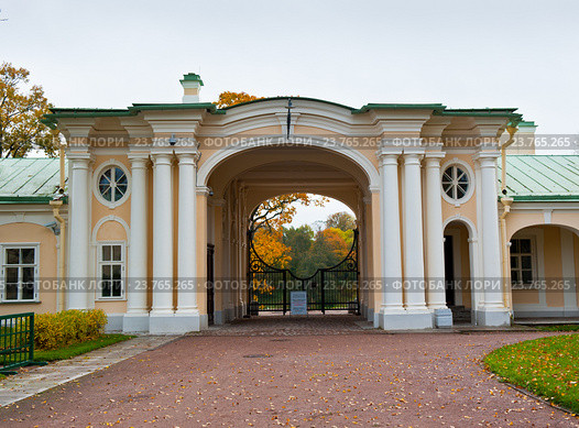 Осенний день. Ораниенбаум (2016 год). Редакционное фото, фотограф E. O. / Фотобанк Лори