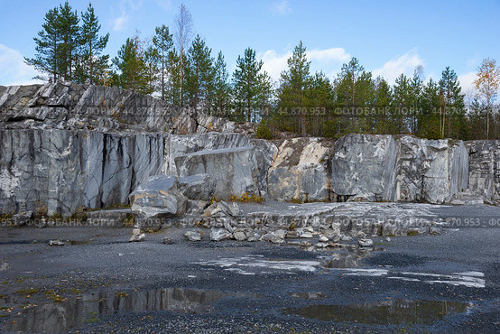Осенний день в мраморном Итальянском каньоне. Горный парк Рускеала, Карелия (2022 год). Стоковое фото, фотограф Анна Карасева / Фотобанк Лори