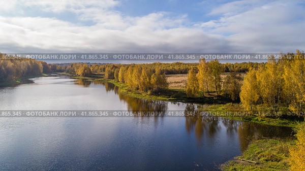 Осенний пейзаж озеро лес и облачное небо. Стоковое фото, фотограф Оксана Владимировна Грачева / Фотобанк Лори