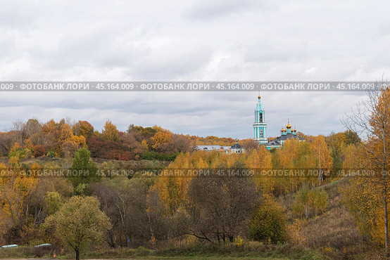 Осенний пейзаж с видом на Церковь Рождества Пресвятой Богородицы в Крылатском. Парк Крылатские Холмы, Москва, Россия. (2019 год). Стоковое фото, фотограф Евгений Капранов / Фотобанк Лори
