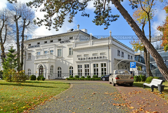 Осенний вид гостиницы и ресторана "Schloss Hotel". Поселок Янтарный, Калининградская область (2018 год). Редакционное фото, фотограф Ирина Борсученко / Фотобанк Лори