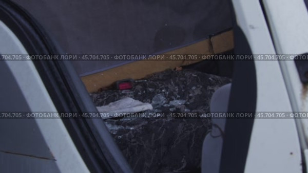 Осколки разбитого стекла на кресле автомобиля. Редакционное видео, видеограф Семён Прудий / Фотобанк Лори