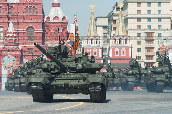 Основной боевой танк Т-90А на Красной площади во время парада, посвященного 71-й годовщине Победы в Великой Отечественной войне (2016 год). Редакционное фото, фотограф Алексей Бок / Фотобанк Лори