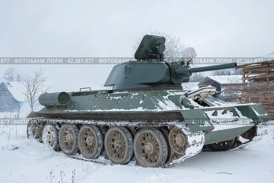Основной советский танк периода Второй мировой войны Т-34 облачным февральским днем. Военно-исторический парк "Стальной десант". Красное Село, Санкт-Петербург (2023 год). Редакционное фото, фотограф Виктор Карасев / Фотобанк Лори