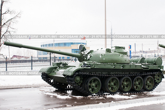 Основной танк Т-80Б. Экспонат в городе Тула возле музея оружия зимой (2016 год). Редакционное фото, фотограф Игорь Низов / Фотобанк Лори