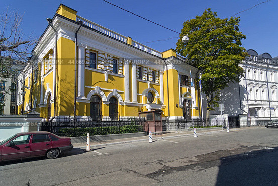 Особняк Думнова. Малый Кисловский переулок, 5, Москва. Солнечный день в начале сентября. (2024 год). Редакционное фото, фотограф Сергей Рыбин / Фотобанк Лори