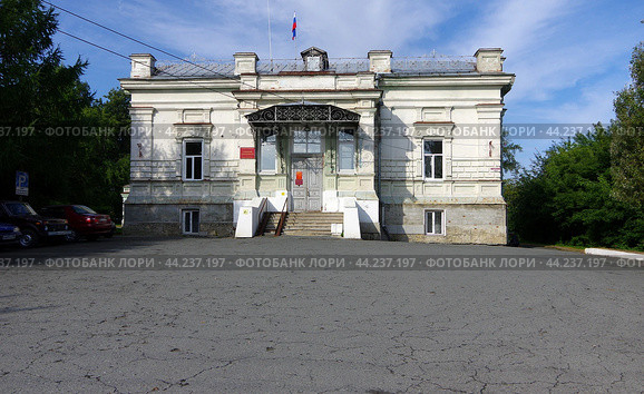 Особняк купца Чиркова С.А. (Туринский районный суд). Свердловская область, г. Туринск, ул. Свердлова, д. 46 (2024 год). Редакционное фото, фотограф Алексей Иванов / Фотобанк Лори
