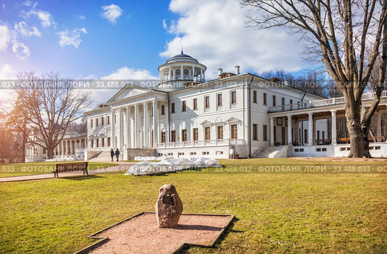 Остафьево. Главный дом и луг. Snow-white Main house of the Ostafyevo (2020 год). Редакционное фото, фотограф Baturina Yuliya / Фотобанк Лори