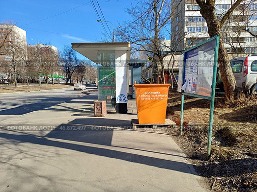 Остановка общественного транспорта "Аптека". Байкальская улица. Район Гольяново. Город Москва. Редакционное фото, фотограф lana1501 / Фотобанк Лори